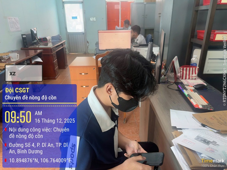 Buông 2 tay lái xe, sinh viên bị CSGT TP.HCM phạt 12 triệu, tịch thu xe