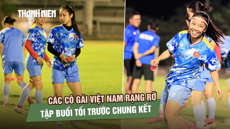 Các cô gái Việt Nam rạng rỡ tập buổi tối trước chung kết bóng đá SEA Games 33 
