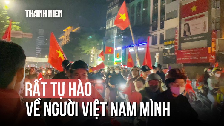 Người dân Hà Nội xuống đường ăn mừng chiến thắng của tuyển Việt Nam