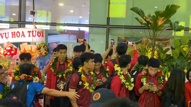 Khoảnh khắc U.22 Việt Nam xuất hiện trong sự chào đón của người hâm mộ ở sân bay Nội Bài