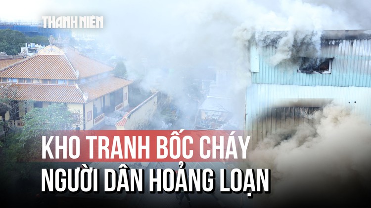 Kho chứa tranh vẽ gần cầu Rồng bốc cháy dữ dội