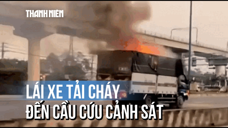 Tài xế lái xe tải cháy ngùn ngụt đến trụ sở cảnh sát cầu cứu