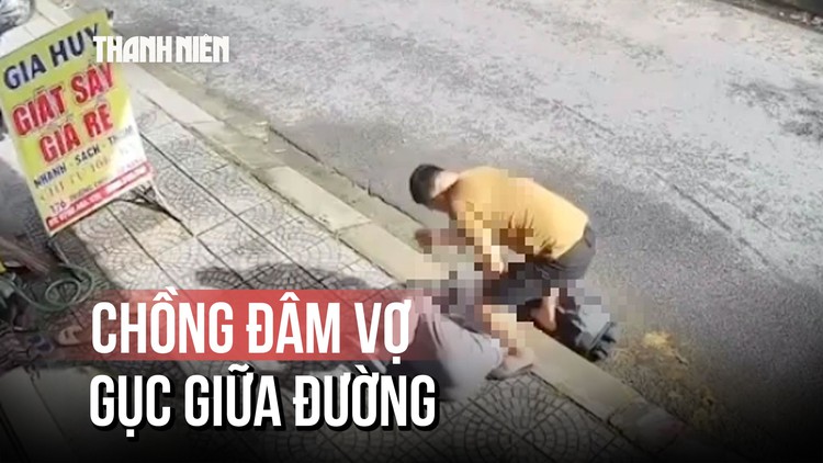 Kinh hoàng clip người phụ nữ bị chồng đâm gục giữa đường khi đang về quê