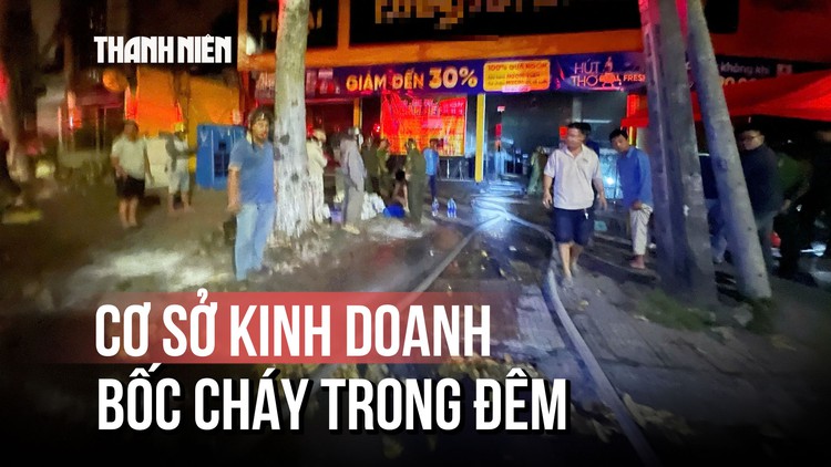 Cửa hàng điện máy bốc cháy giữa đêm, cả khu dân cư hốt hoảng