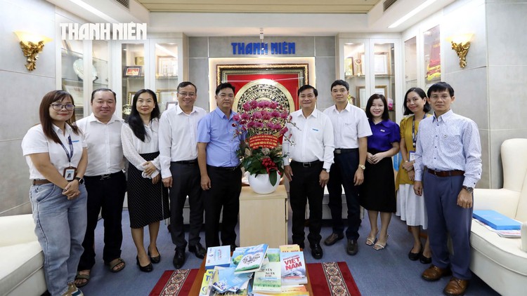 Ban Tuyên giáo và Dân vận Thành ủy TP.HCM thăm Báo Thanh Niên nhân kỷ niệm 40 năm
