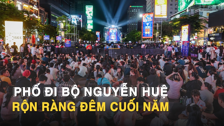 Người dân đổ về trung tâm TP.HCM, chờ countdown và pháo hoa chào năm mới 2026