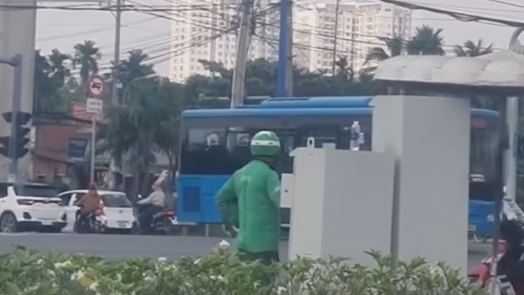 CSGT TP.HCM thông tin về những người mặc thường phục chỉnh đèn tín hiệu