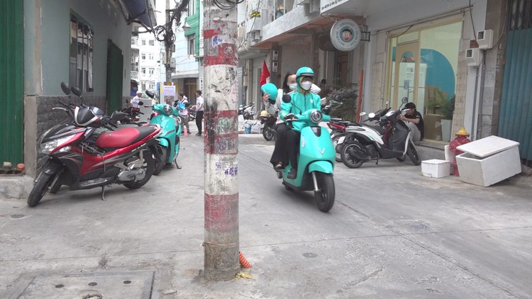 Trụ điện nằm giữa hẻm: Người dân lo xe cứu hỏa, cứu thương không vào được