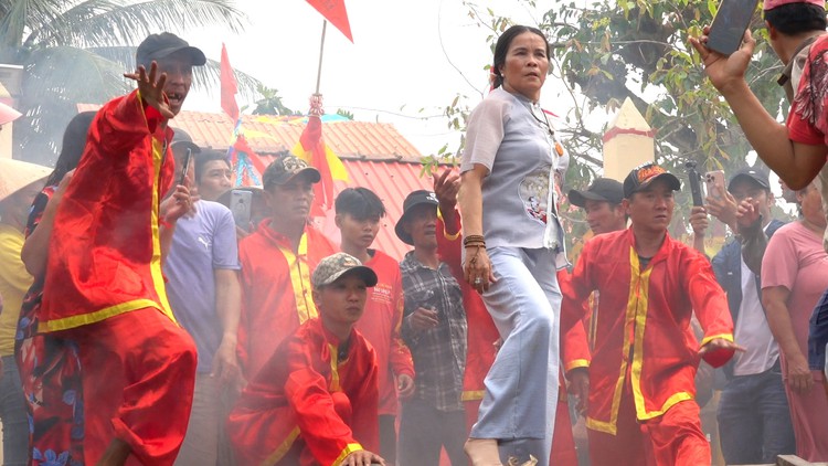 Người dân xóm chài Cần Thơ kéo ghe, tàu ra sông Hậu làm lễ cầu an