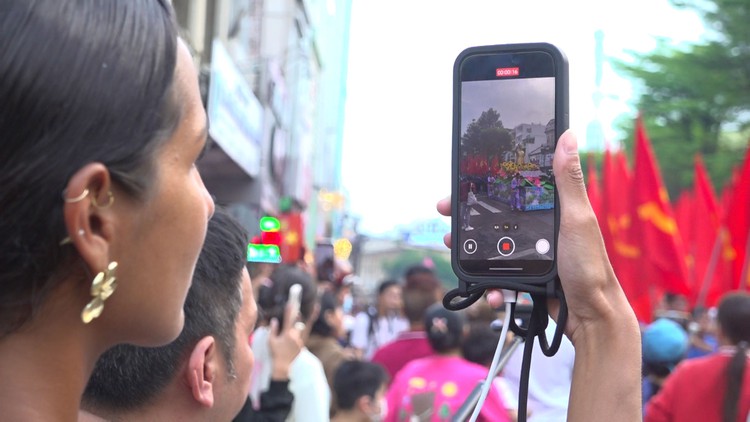 Người nước ngoài bất ngờ với buổi diễu hành lễ Nguyên Tiêu 2025