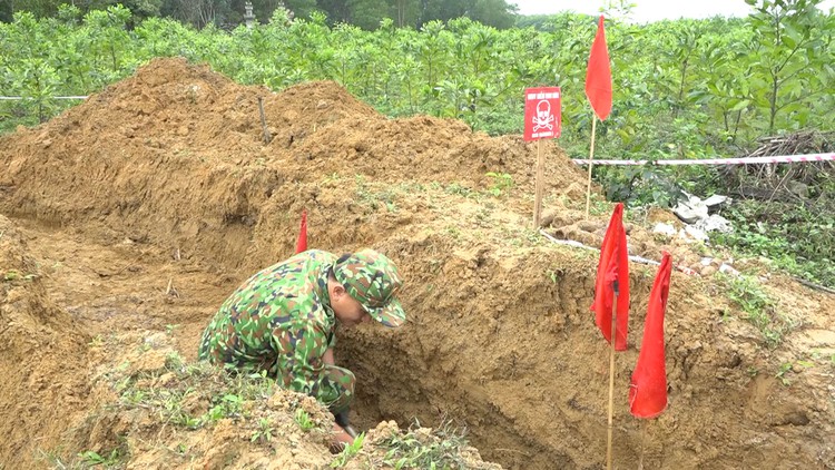 Phát hiện hầm đạn còn sót hơn 40 quả đạn tại Quảng Trị