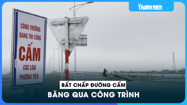 Bất chấp biển cấm, nhiều người tự 'thông xe' cầu Tam Tòa