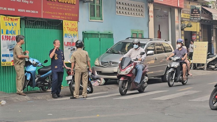 Ô tô 7 chỗ lao lên vỉa hè, nghi do tài xế đột quỵ