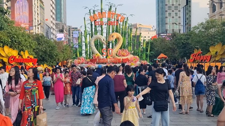Đường hoa Nguyễn Huệ vẫn đông đúc trong ngày cuối cùng