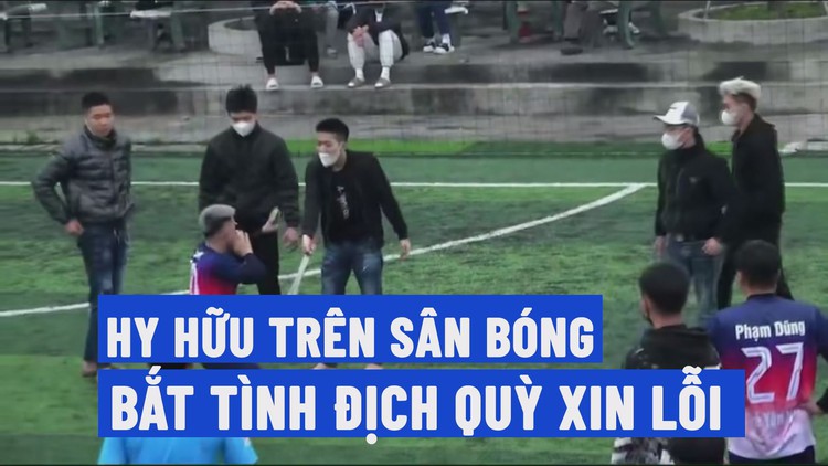 Cầm dao vào sân bóng, bắt tình địch quỳ xuống xin lỗi