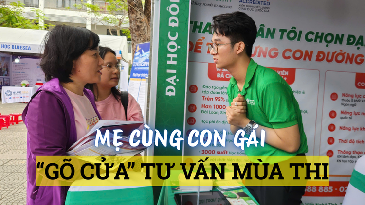 Mẹ dắt con gái ‘gõ cửa’ gian hàng Tư vấn mùa thi