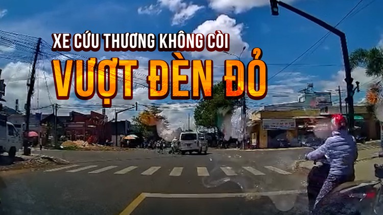 Xe cứu thương không hú còi, vượt đèn đỏ gây tai nạn