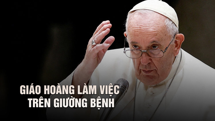 Giáo hoàng Francis làm việc trên giường bệnh dù sức khỏe còn nguy hiểm