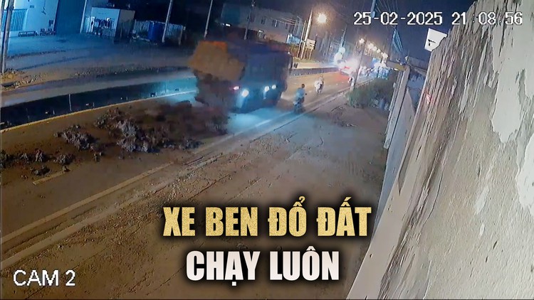 Xe máy trượt ngã la liệt vì xe ben 'vô cớ' để lại hàng tấn bùn đất