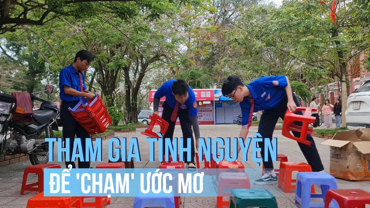 Nhiều bạn trẻ tham gia tình nguyện Tư vấn mùa thi để 'chạm' gần hơn ước mơ