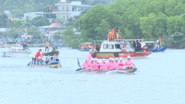 Chen chân ở sông Cu Đê xem ngư dân tranh tài đua thuyền