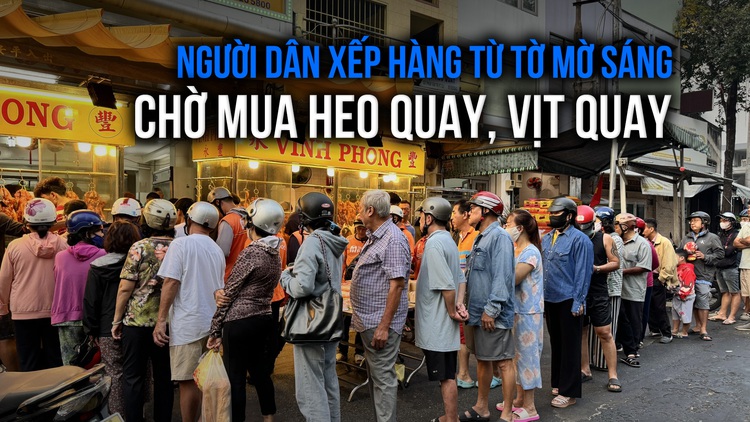 Người dân TP.HCM xếp hàng dài từ tờ mờ sáng mua heo quay, vịt quay cúng Thần tài