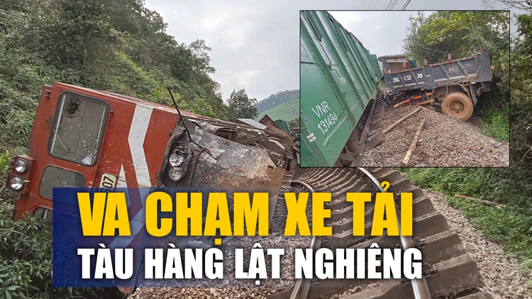 Khoảnh khắc tàu hàng lật nghiêng do va chạm xe tải, đường sắt Bắc - Nam ách tắc