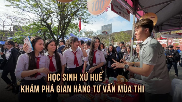 Học sinh khám phá chọn nghề, tham gia trải nghiệm hấp dẫn ở gian hàng tư vấn mùa thi