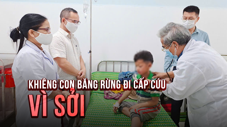 Khiêng con băng rừng đi cấp cứu vì sốt cao do sởi ở Nam Trà My