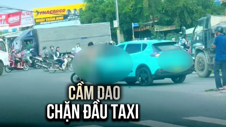 Cầm dao chặn đầu taxi công nghệ, yêu cầu người bên trong xuống xe