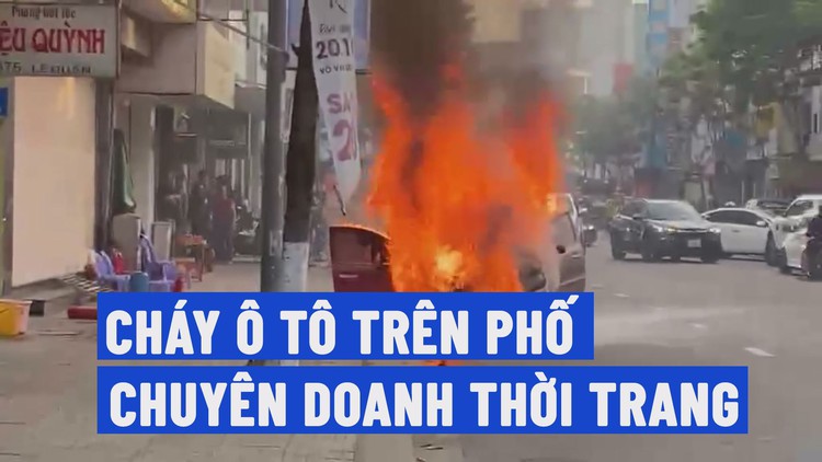 Nổ máy xe đi làm, người đàn ông hoảng khi xe bốc cháy