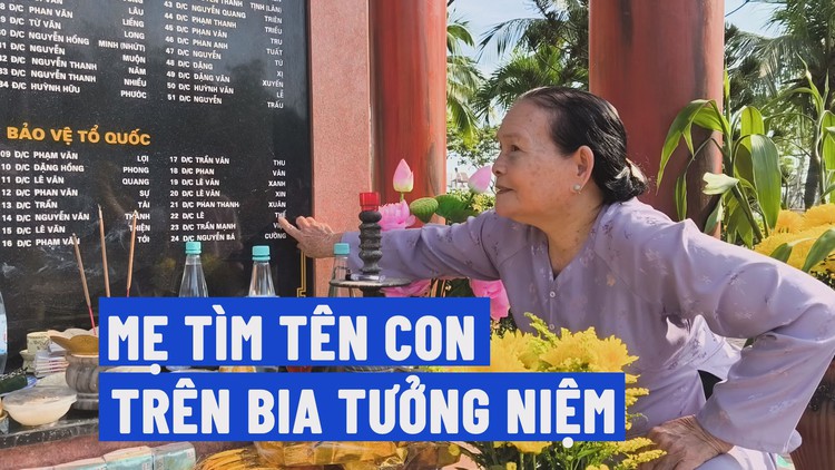 Xúc động hình ảnh mẹ tìm tên con trên bia tưởng niệm liệt sĩ Gạc Ma