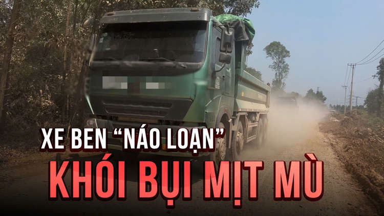 Xe ben chở đất từ bãi tận thu náo loạn trên TL15