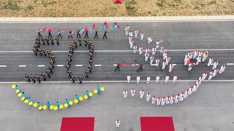 [FLYCAM] 50 năm đất nước thống nhất: Toàn cảnh màn xếp hình nghệ thuật 'Đất nước trọn niềm vui'