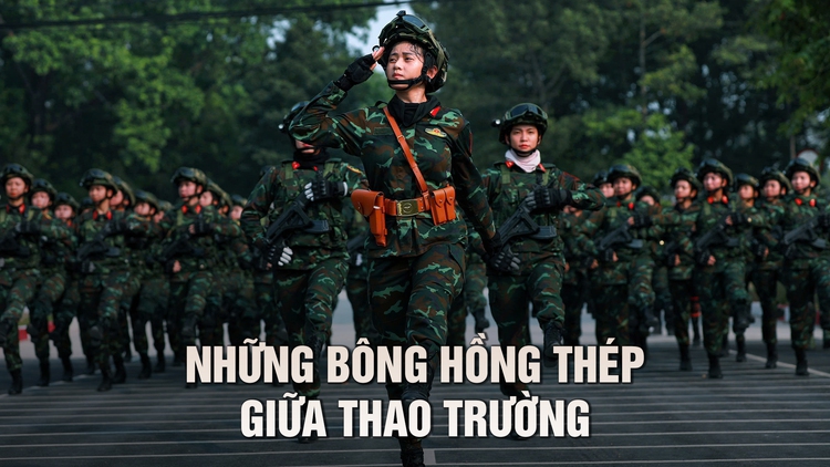 Nữ chiến sĩ biệt động luyện tập diễu binh cho ngày kỷ niệm 50 năm đất nước thống nhất