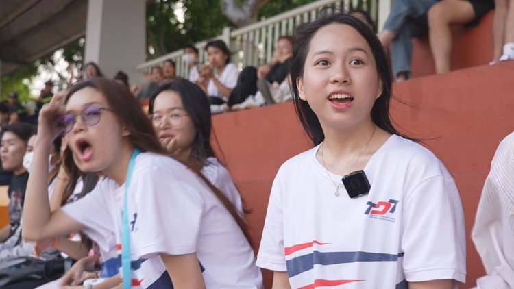 Nữ sinh xinh đẹp Trường ĐH Tôn Đức Thắng cổ vũ đội bóng Lào: Hết mình vì quê nhà