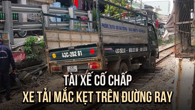 Xe tải mắc kẹt trên đường ray, ga Đà Nẵng phát lệnh phong tỏa khu gian
