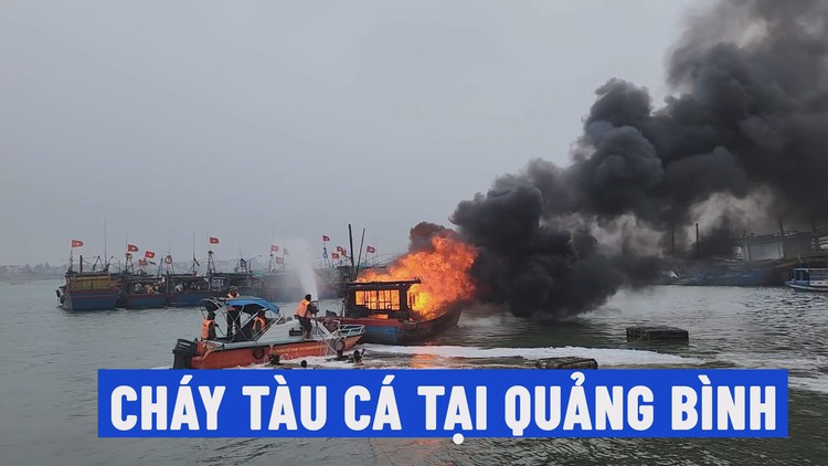 Quảng Bình:  Tàu cá bốc cháy lúc giữa trưa