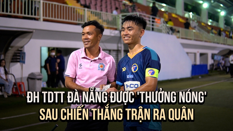 Cựu sinh viên ĐH TDTT Đà Nẵng 'thưởng nóng' cho đội sau chiến thắng trận ra quân