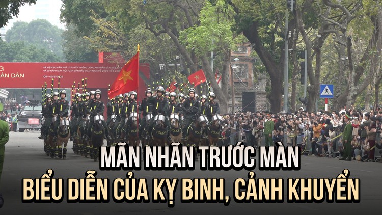 Người dân Hà Nội vỡ òa thán phục kỵ binh, cảnh khuyển phô diễn “tuyệt kỹ”