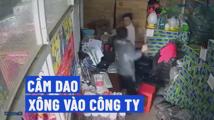 Thót tim cảnh 'người lạ' cầm dao xông vào công ty đe dọa phụ nữ