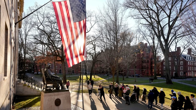 Vì sao ĐH Harvard bị đóng băng 2,3 tỉ USD tài trợ?