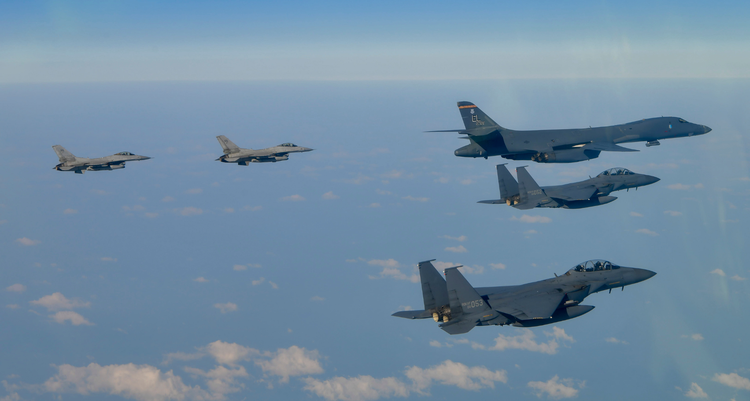 Oanh tạc cơ B-1B diễn tập trên bán đảo Triều Tiên