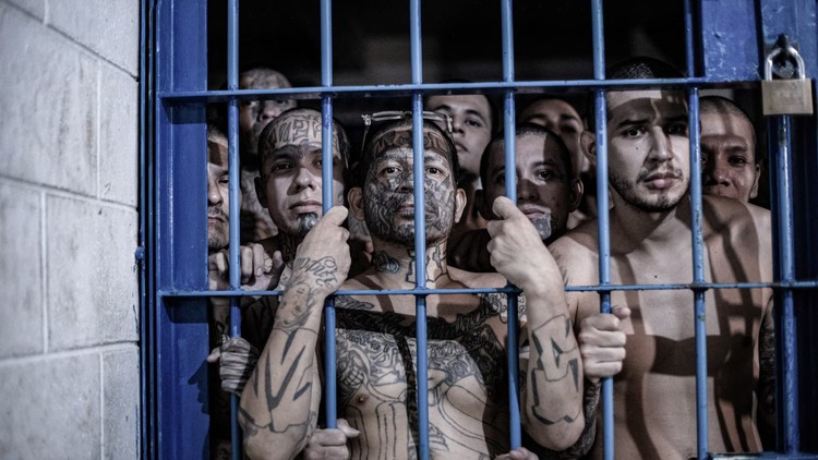 Có gì trong 'siêu ngục' giam giữ người bị Mỹ trục xuất ở El Salvador