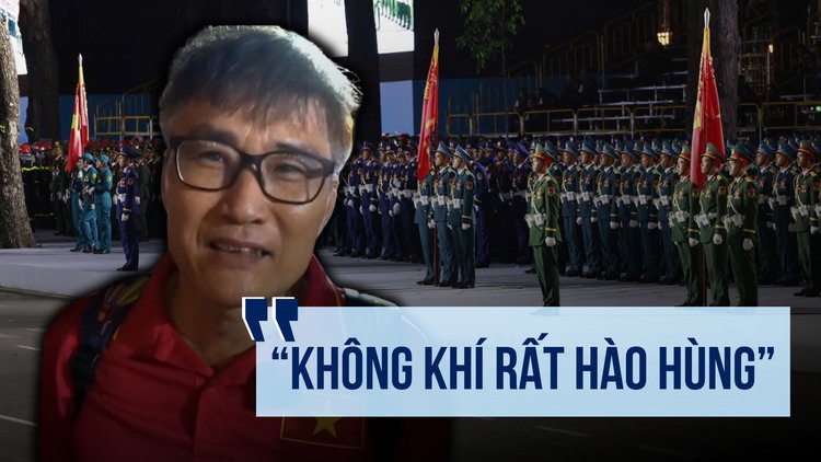 Đi sớm mong thấy con trai và 2 cháu hợp luyện diễu binh: 'Không khí rất hào hùng'