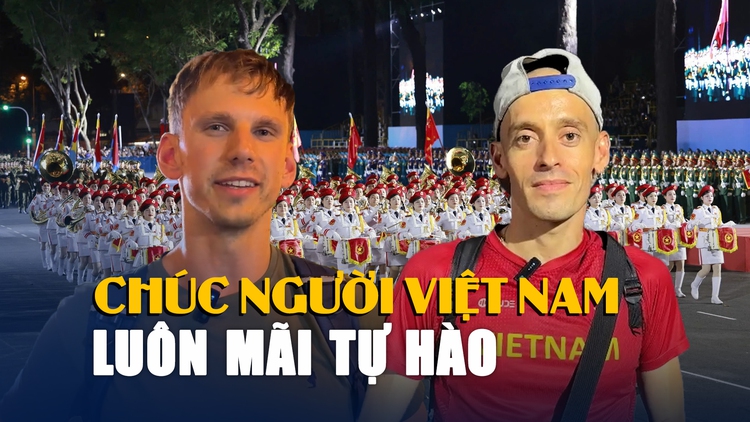 Người nước ngoài xem hợp luyện diễu binh: 'Tôi yêu Việt Nam'