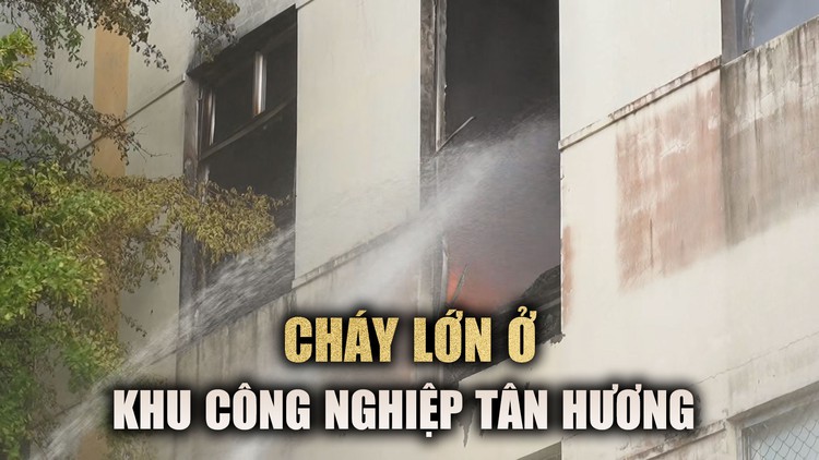 Lính cứu hỏa 'vật lộn' với biển lửa tại Khu công nghiệp Tân Hương