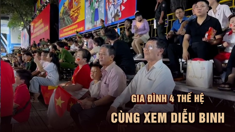 'Nhân chứng độc lập' cùng gia đình 4 thế hệ xem tổng hợp luyện diễu binh