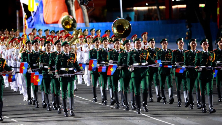 Hợp luyện diễu binh diễu hành lần 2: Những bước chân hào khí trên đường Lê Duẩn tối 22.4.2025