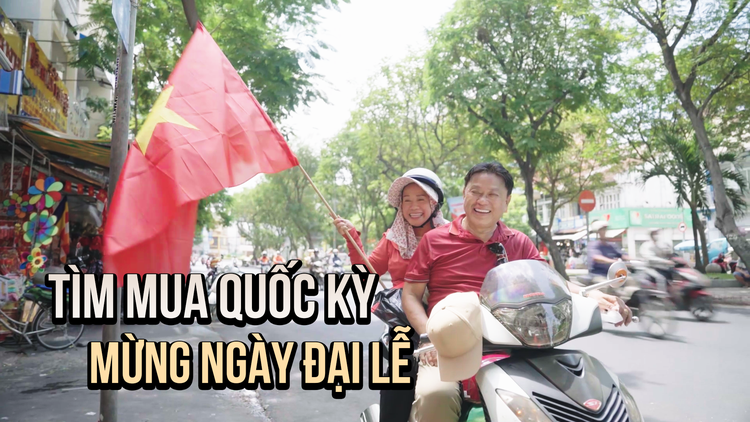 Người dân mua Quốc kỳ mừng đại lễ: Mua cho cả xóm cùng treo